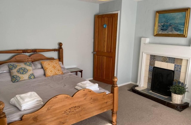 3 Bedroom Cottage, Sleeps 5 village location