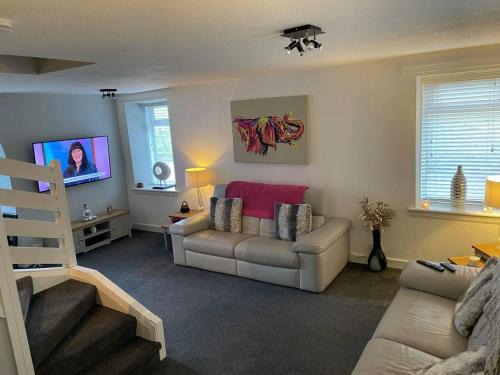 3 Bed Cottage -Sleeps 5-Pets-HotTub-Bar-Smoking