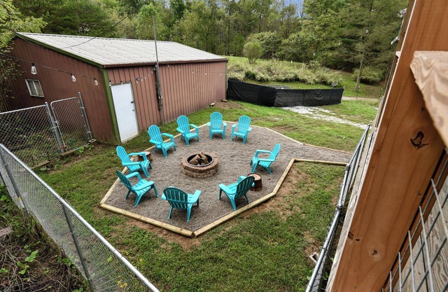 Relax with Hot Tub-Fire Pit- No Pet Fees