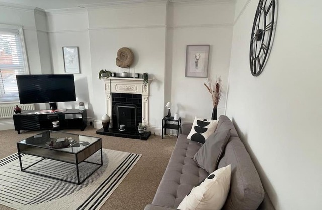 3 bed flat+parking- by beaches