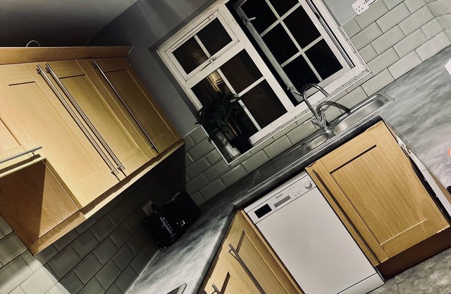 3 Bed For 8 Apartment In the centre of Slough