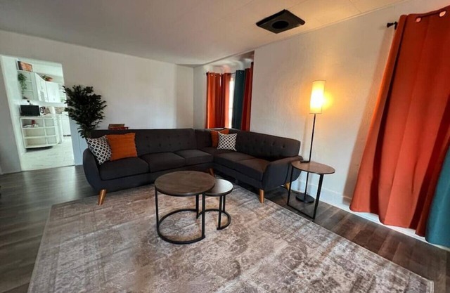 3+Bed Home Close to Downtown