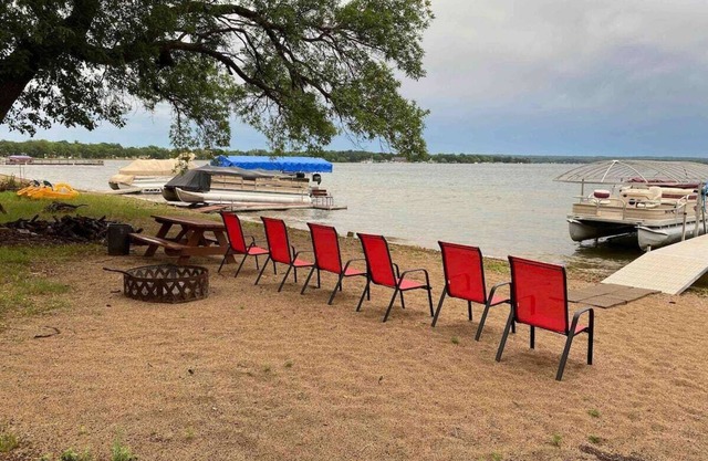 3 Bed Lake Home, Beach Vibes, Located on DL Strip!