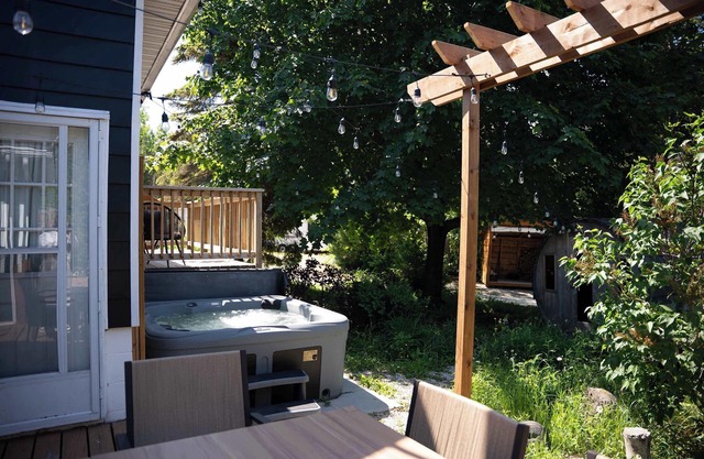 3 Bed Waterfront Cottage | Sauna | Hot Tub | Kayak