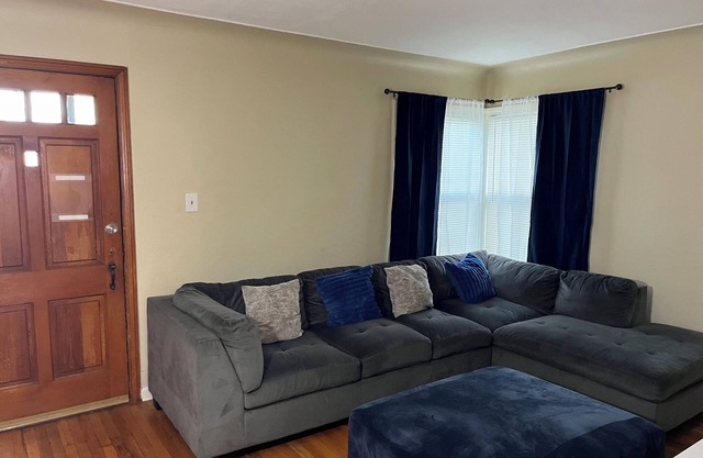 3-bedroom house in Detroit / Redford Township with WiFi, AC, 420 & pet friendly
