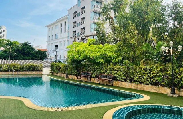 3-bedroom townhome in a fabulous area, Thonglor, Bangkok, with WiFi, AC