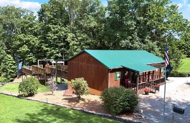 3 Bedroom, 1 1/2 bath, Lakeview Cabin ---------pontoon available- June-Sept