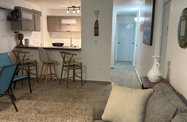 3 bedroom 1 bath 5 min walk from the beach. Quiet residential family oriented
