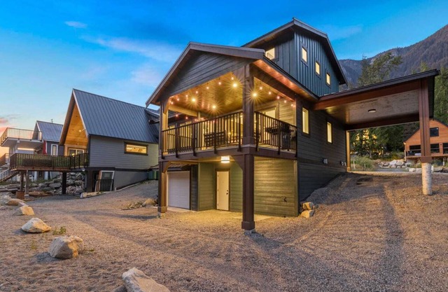 3 bedroom (10-12 guests), 2 full bathroom, family friendly, atv-dirt bike trails