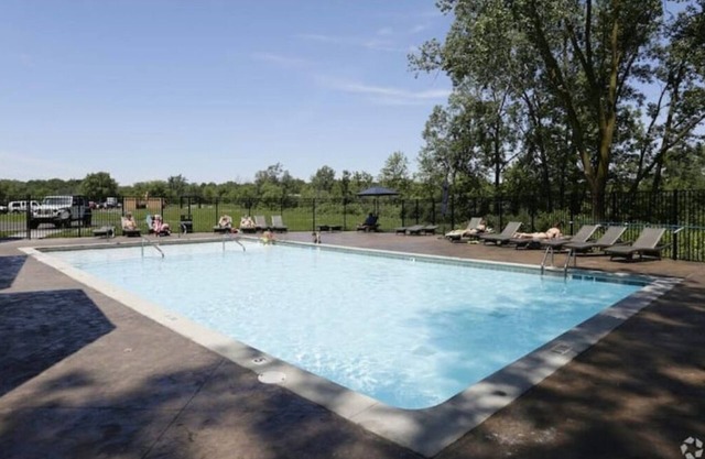 3 bedroom, 2 bath apartment. In Castle! With pool! Close to GR and lakeshore