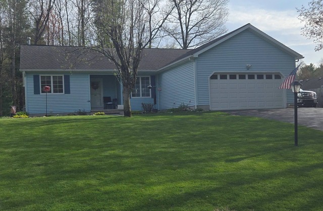 3-bedroom 2 bath House in Quiet Neighborhood, WiFi, Off Street Parking,Game Room