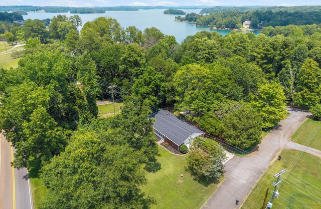 3-bedroom 2 bath home located minutes from Keowee Mariana, shopping and Clemson