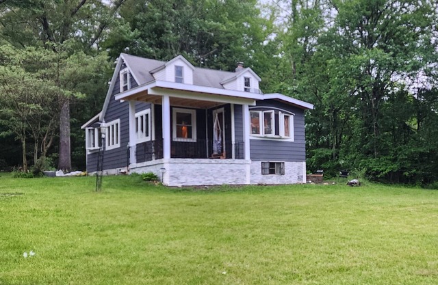 3-Bedroom - 2 Bath House - Front Covered Porch - Fire Pit - Patio - Grill - wifi