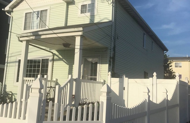 3-bedroom & 2-bath house near Beach with 2 car parking