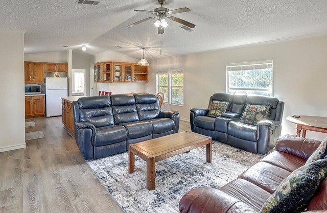 3 bedroom, 2 bath hunting and fishing retreat in Holiday Beach!