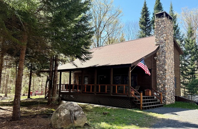 3 Bedroom, 2 Bath Secluded Old Forge Log Cabin