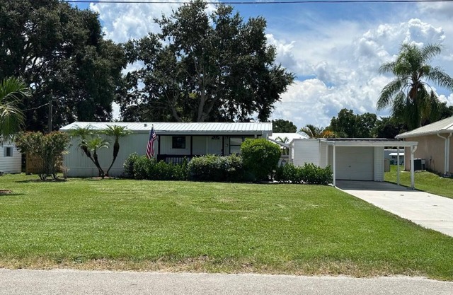 3-bedroom, 2-bath waterfront escape directly on a canal w/ boat access to Lake O
