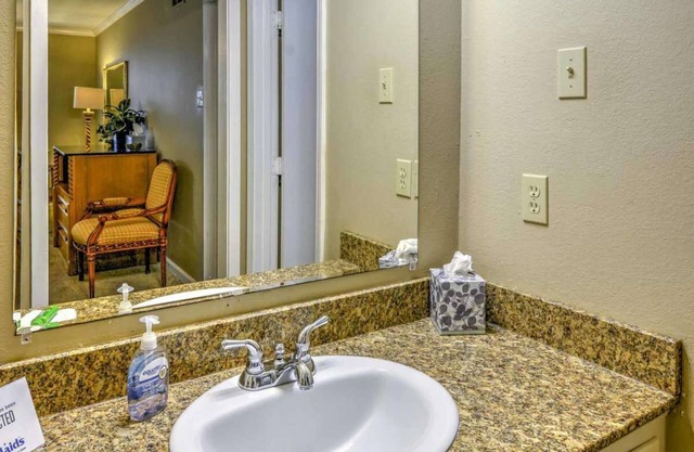 3 Bedroom 2 Bathroom Comfortable Furnished Home 4585 SouthPark Dr.