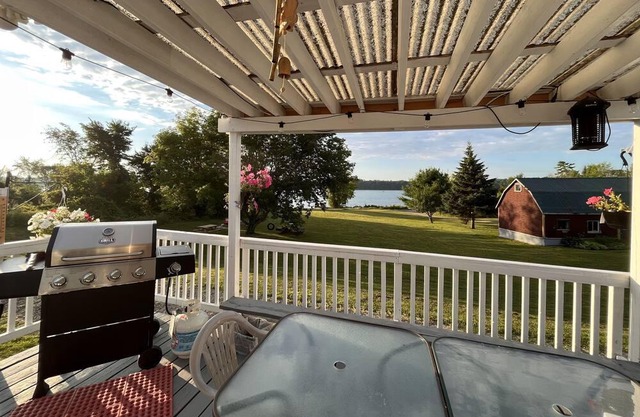 3 bedroom 2 bathroom Lakefront Farmhouse Cottage on White Lake