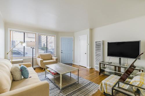 3 Bedroom 2 Bathroom House, Walkable to BART, Free Parking, Views