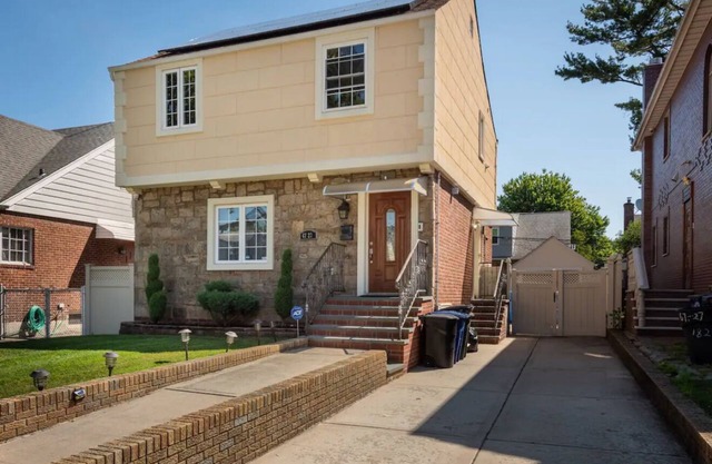 3-bedroom, 2 Bathroom house w/ Backyard, BBQ, & Laundry