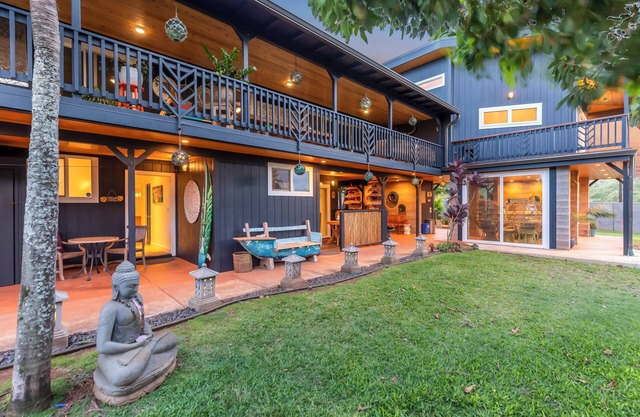 3 Bedroom 3.5 Bathroom Ocean View House. A Short Walk To Paia Town & Beaches!