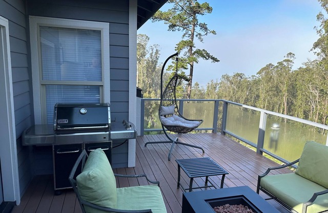Küstenrückzug mit drei Schlafzimmern in den Baum-Oberseiten. 3-stöckiges Designerhaus + Whirlpool