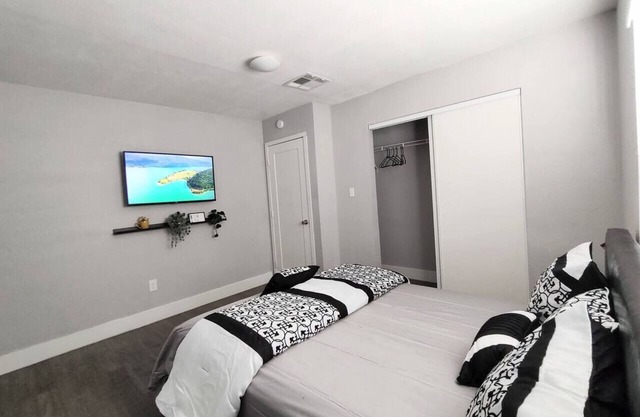 3 Bedroom/3 Bathroom Home w/ Parking, Wifi, Washer