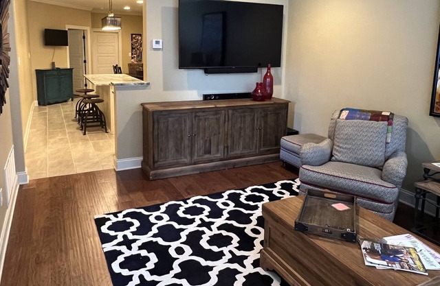 3-Bedroom 3-"En Suite" Bathroom, less traffic, easy access to Ole Miss & Square!
