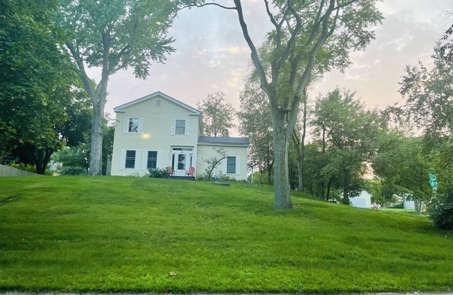 3 bedroom 4 beds 1800 sq ft spacious ! By the water & all one level place !