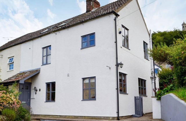 3 bedroom accommodation in North Nibley, near Dursley