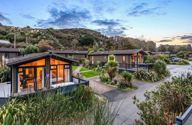 This fashionable lodge is ideal for a relaxing coastal break with family or friends.