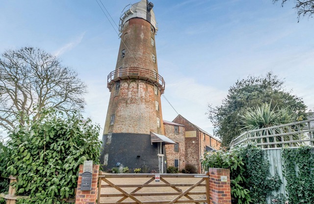 3 bedroom accommodation in Sutton, near Stalham