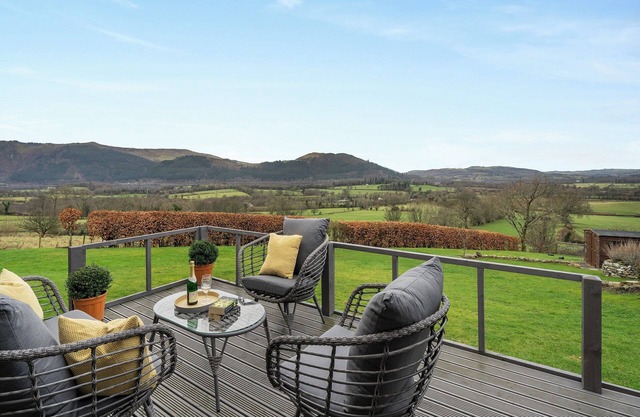 A stunning cottage set elevated in beautiful grounds with fantastic fell and lake views.