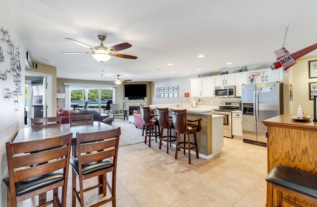 3BR / 2BA, (Alle Kingsize-Betten) Executive Lakefront, 12'x32 'Bootsschein verfügbar