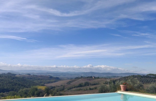 3 bedroom apartment, infinity pool, amazing view, 4KM to Buonconvento near Siena