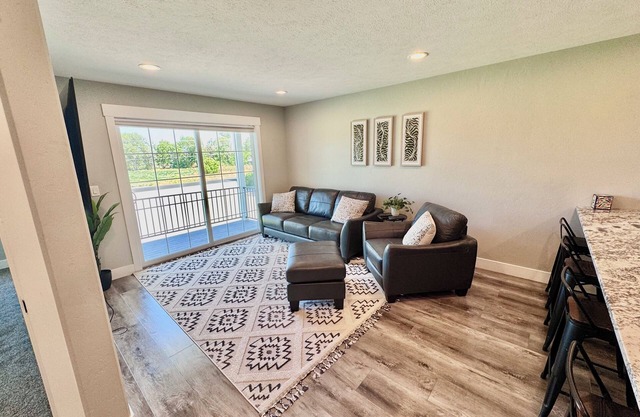 3-bedroom apartment/2 car garage/Blackfoot ID