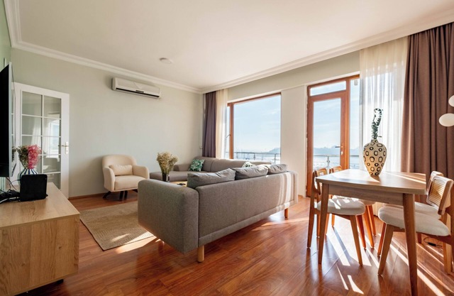 3-Bedroom Apartment in Vibrant Istanbul with Bosphorus View, Balcony & AC