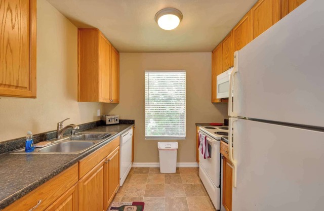 3-Bedroom Apartment Sleeps 9 w/Pool Access