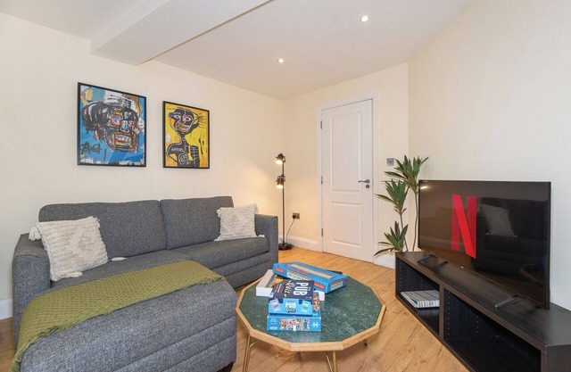 3 Bedroom Apartment with FREE Wi-Fi private terrace in Pimlico, Westminster