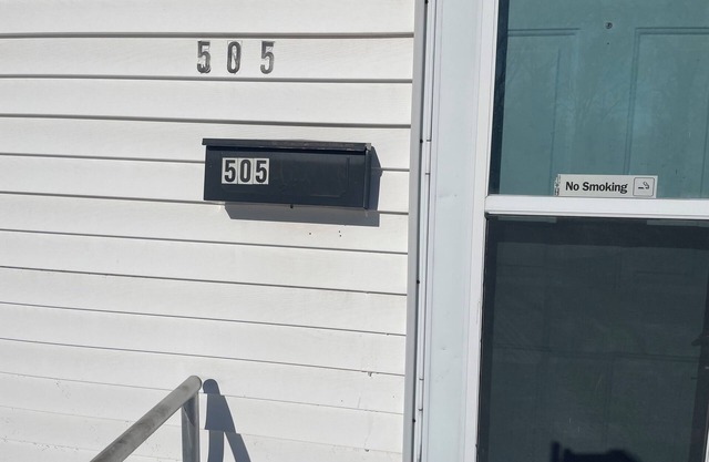 3-bedroom apt with central ac , Downtown unit2 walking distance Fort Wayne.