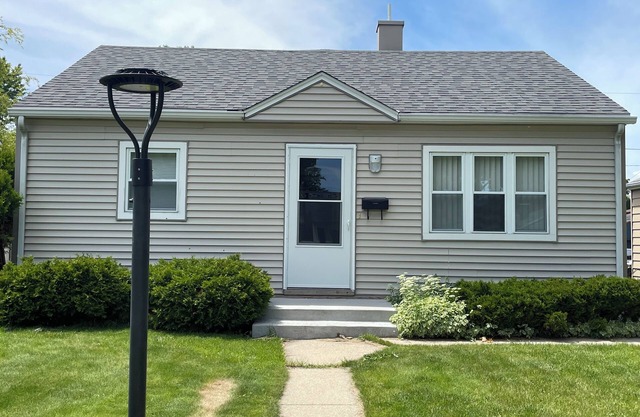 3 bedroom Bayview house. Located in quiet residential area.