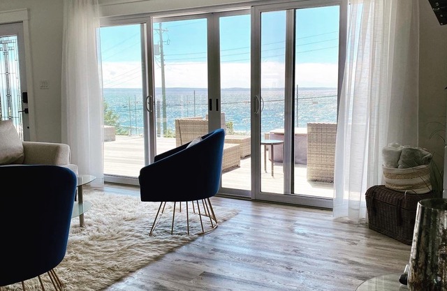 3 bedroom beach house with hot tub and spectacular view