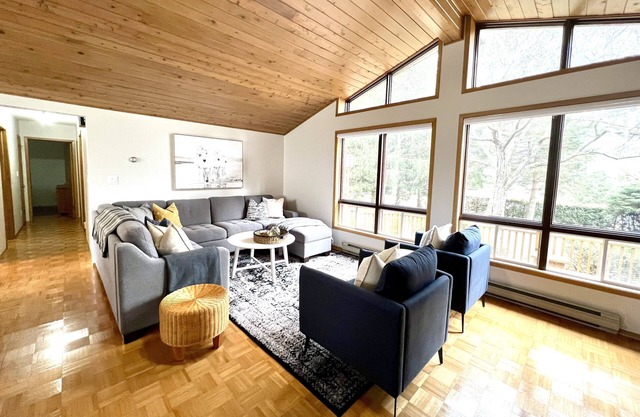 3 Bedroom Bungalow, Walk to the Beach!