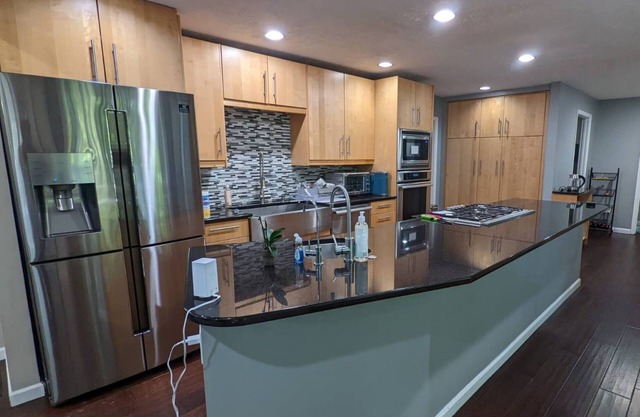 Romantic 3 Bedroom Bungalow - Large TV's - Patio - Sleeps 7