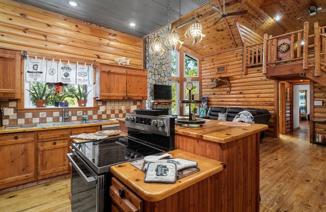 3-bedroom cabin in Lonedell, Missouri. Overlooking the lake