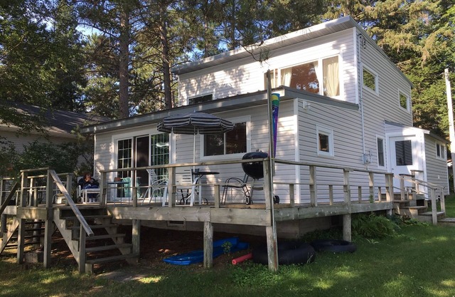 Geräumige Hütte mit 3 Schlafzimmern am Long Lake, nur wenige Schritte vom Wasser entfernt