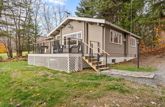 Raspberry Cottage Retreat , mountain views and 15 minutes from Jay Peak Resort