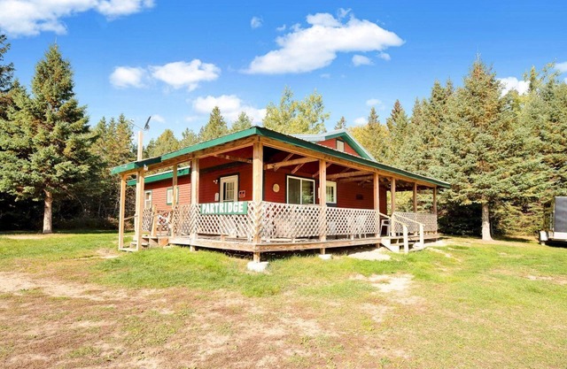 3 bedroom camp w/ direct snowmobile/ATV trail access! 15 min to Sugarloaf!