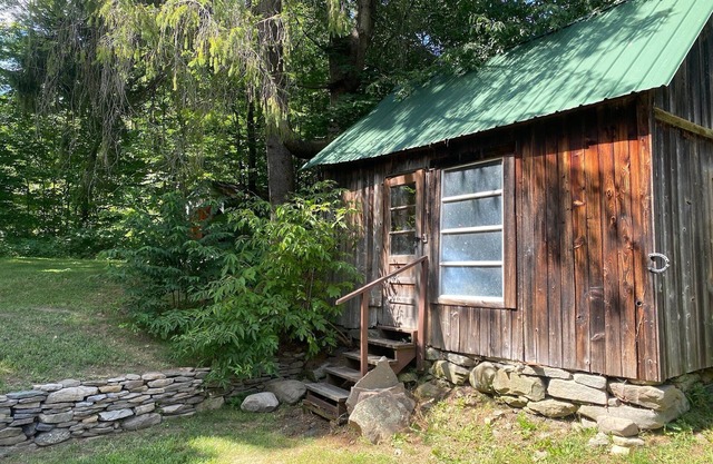 3 Bedroom Catskills Farmhouse in Livingston Manor w Hot Tub